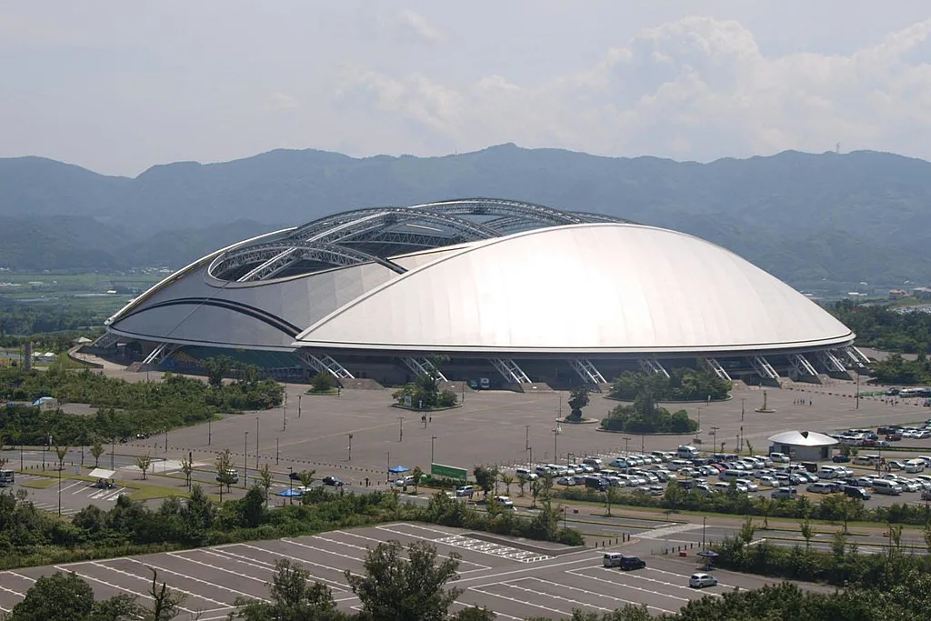 سقف‌های گنبدی متحرک (Dome Retractable Systems): نوآوری در معماری و طراحی فضای باز